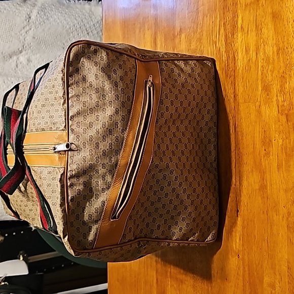 Gucci duffle and pouch. Comes with COA. - Picture 2 of 16